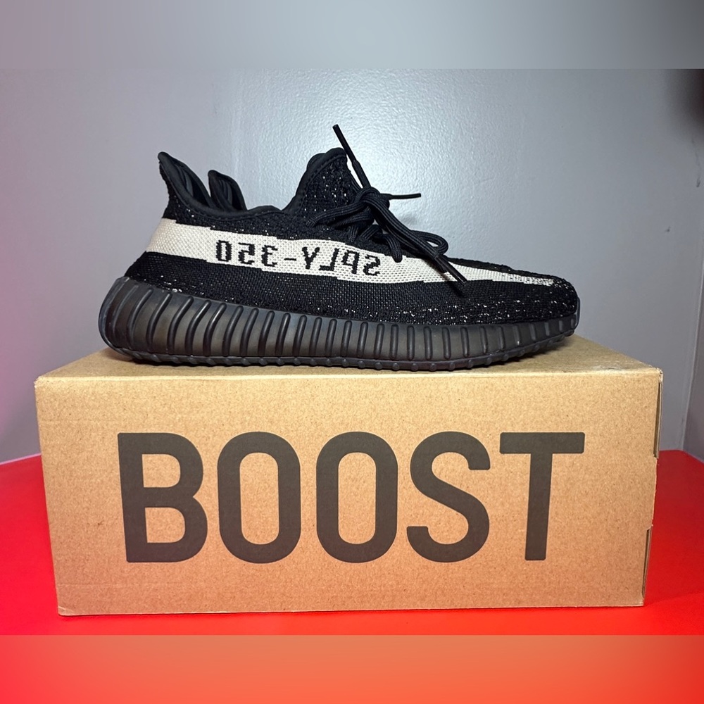 Size 9.5 - adidas Yeezy Boost 350 V2 Low Oreo - Picture 1 of 8